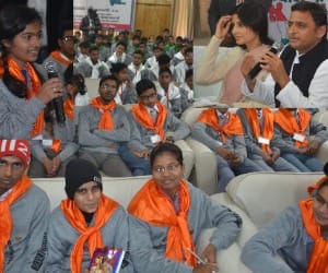Children ask questions to CM Akhilesh Yadav.
