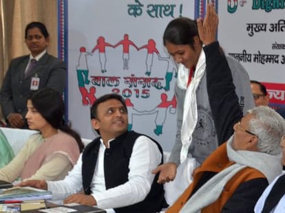 Children ask questions to CM Akhilesh Yadav.
