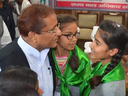Children ask questions to CM Akhilesh Yadav.
