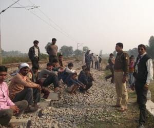 uncle and nephew cut from train in barabanki