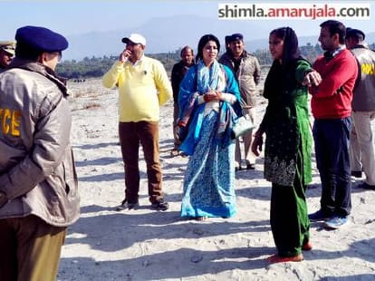 attack on police team raiding illegal mining at sirmaur.
