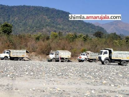 attack on police team raiding illegal mining at sirmaur.