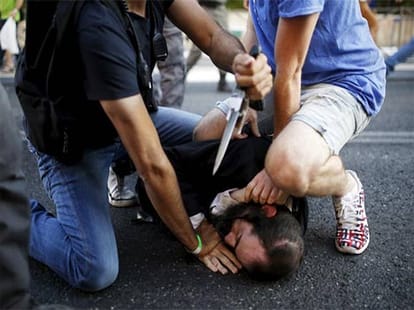 4 crooks of gang held which uses injury trick to loot cars on road