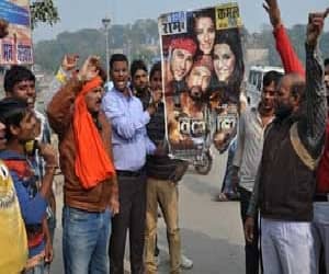 protest against dilwale at haridwar.