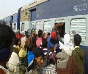 railway made extra stoppage of Jharkhand Express due to excess crowd.