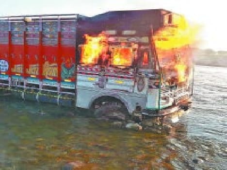Villagers blew cow summugler's truck