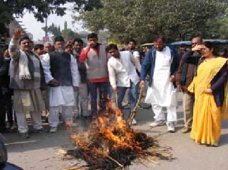 Congress pulled the procession, burnt effigies of PM