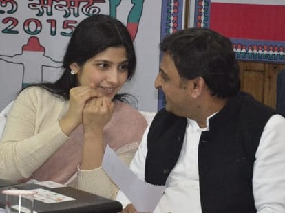 Akhilesh Yadav and Dimple Yadav stuck in lift.