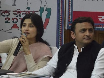 Akhilesh Yadav and Dimple Yadav stuck in lift.