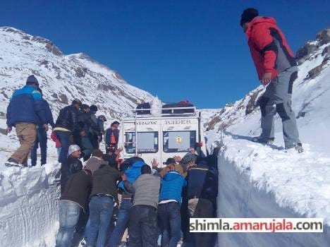 ambulance trapped in snowfall at rohtang lady died.