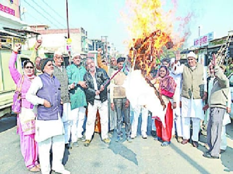 Congressmen burnt effigies of PM