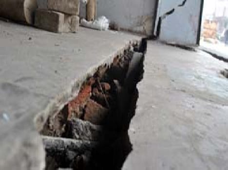 Road subsidence occurred in the house Crack , the blockade by