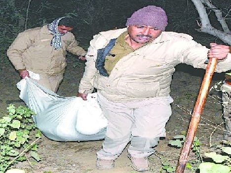 Auto driver 's body was found hanging from a noose