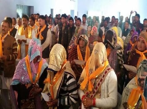 women gram pradhan take oath in ghnghat