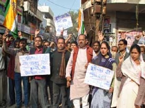 Congress workers perform