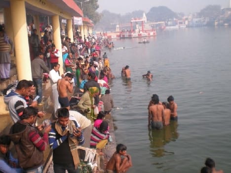 Millions of devotees Hripdi hoist including the Ganges river, the Ganges ghats dived Kcla
