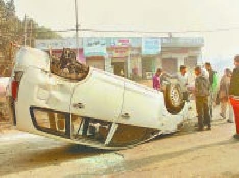Innova tortoised, one injured