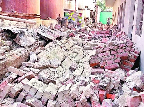 Labourer dies as wall collapses 