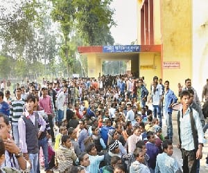 The farmers protested at the Collectorate, minister hoop.