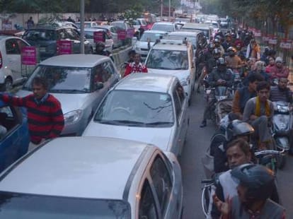 60 second traffic light signal in hazaratganj