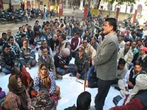 State workers on strike, picketing