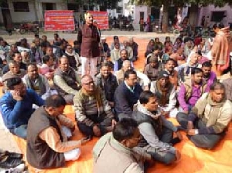 Demands persist , the large movement warning