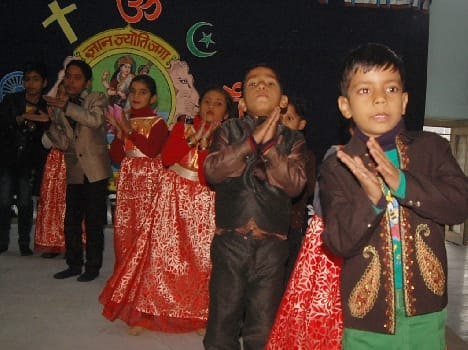 Santa Claus made ??Children Sang Christmas Carol