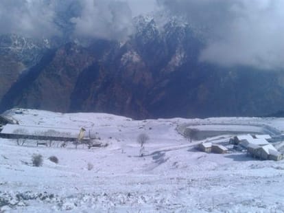 snowfall in uttarakhand hilly areas.