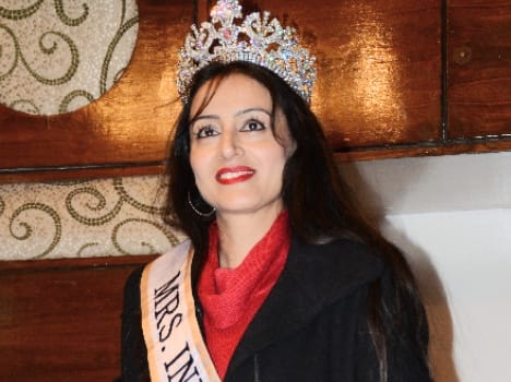 Dr pooja of igmc crowned as mrs motivator of the year.
