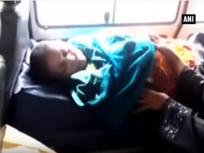 ambulance stopped 20 minutes for mamata banerjee convoy