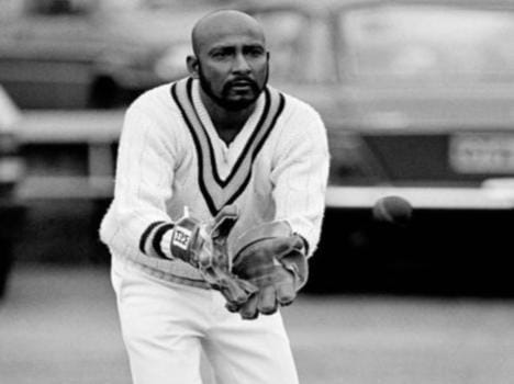 Former wicket-keeper batsman Syed Kirmani got award
