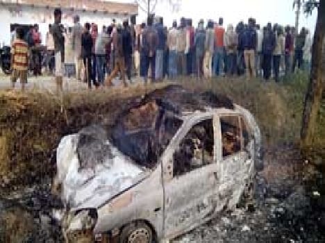 crowd did fire in the Car and put the jam