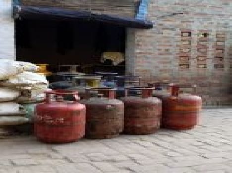 domestic gas in commercial, police catched