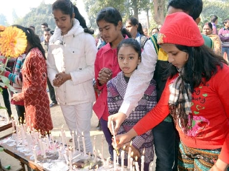 Christmas : the congregational prayer , cut the cake , celebrated happiness