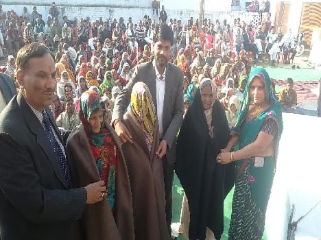 People distributed blankets