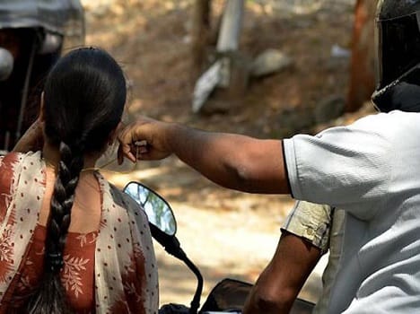 Madhuri grabs chain snatcher, bullet hits on her hand