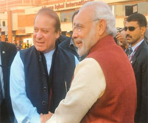 saamna questioned modi on pak visit
