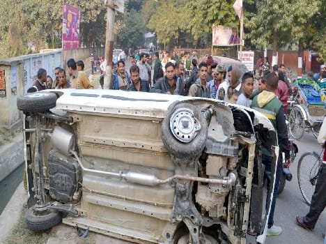 Uncontrolled car wall Hit by a U-turn