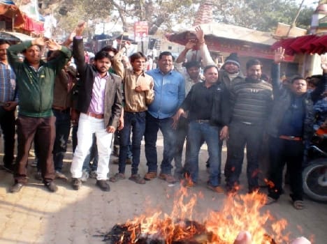 NSUI burnt the effigy of Modi