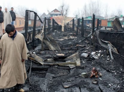 2 houseboats gutted in dal lake fire incident, 12 evacuated