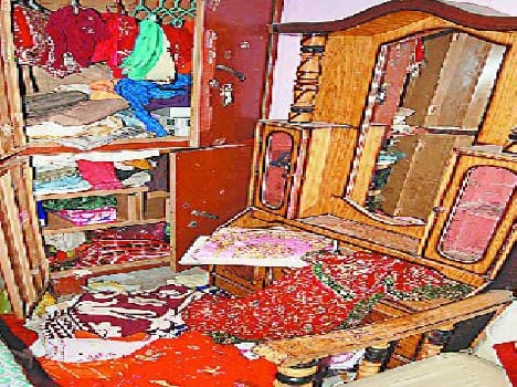 Crusher half million looted in broad daylight