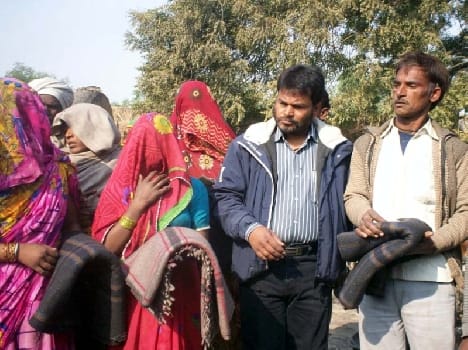 Distributed blankets to the fire victims