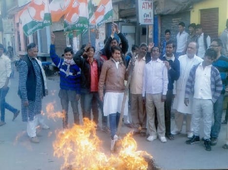 Congressmen burnt effigies of BJP