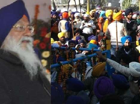 sikh sangat protest against sgpc chief avtar singh makkar