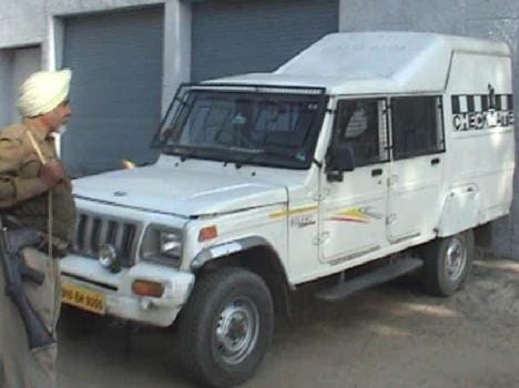 firing on axis bank cash van for robbery, 3 critically injured