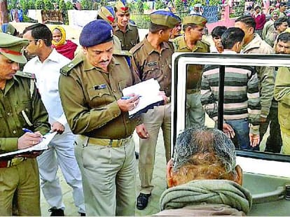 loot with bidi businessmen in ambedkar nagar