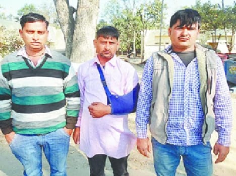 10 lakh looted cattle traders