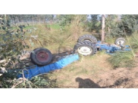 Tractor trolley overturns death, two Referee