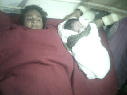 Born baby fell from the train, but survived.