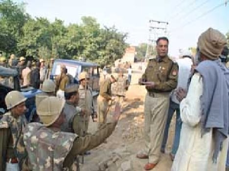Firing and threw stones at Citavnpur